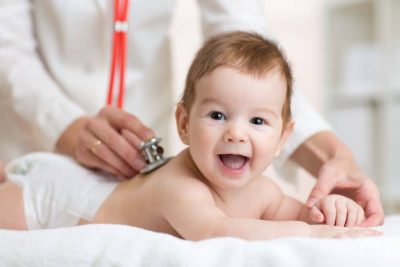 Medico Pediatra esamina bambino con stetoscopio il controllo battito cardiaco - foto 123 ArtemisiaLab