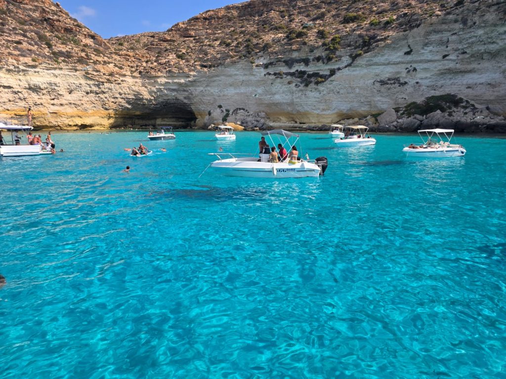 Lasciarmi cullare dalla bellezza semplice del mare, dove le barche sembrano sospese tra cielo e acqua