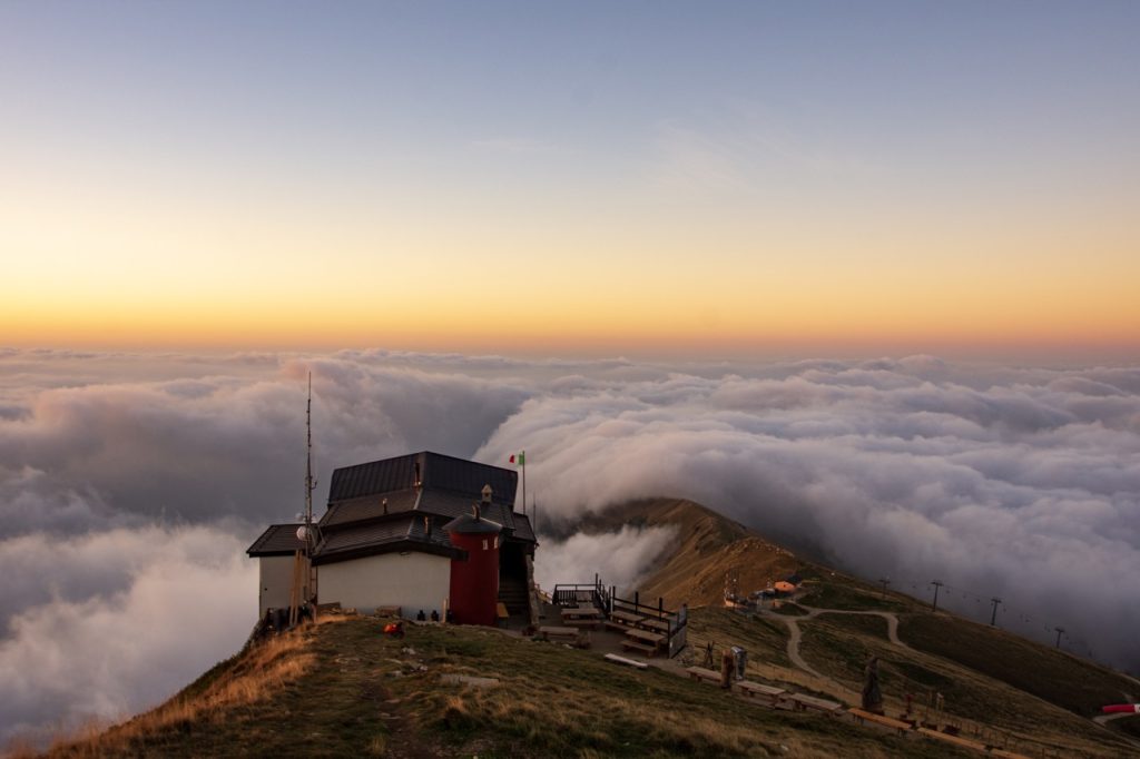 Una camminata all'alba sopra le nuvole a 2000 mt