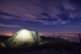 Una notte in solitaria in tenda al chiaror delle stelle
