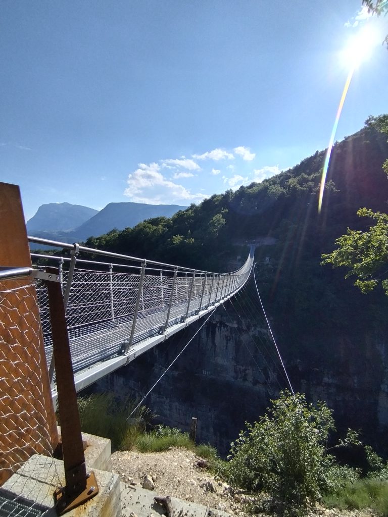Esplorare posti come questo ed emozionarmi ad attraversare il ponte sospeso, lungo circa 123 metri, sul Monte di Mezzocorona in Trentino Alto Adige. Ogni viaggio è sempre una nuova avventura e porta con sè esperienze uniche, è un modo per continuare a stupirsi e a ritrovare sensazioni ormai assopite. Camminare nella natura incontaminata, circondata dal verde dei boschi e dal cielo che fa da cornice, ti riporta magicamente ad entrare in connessione con il tuo essere.