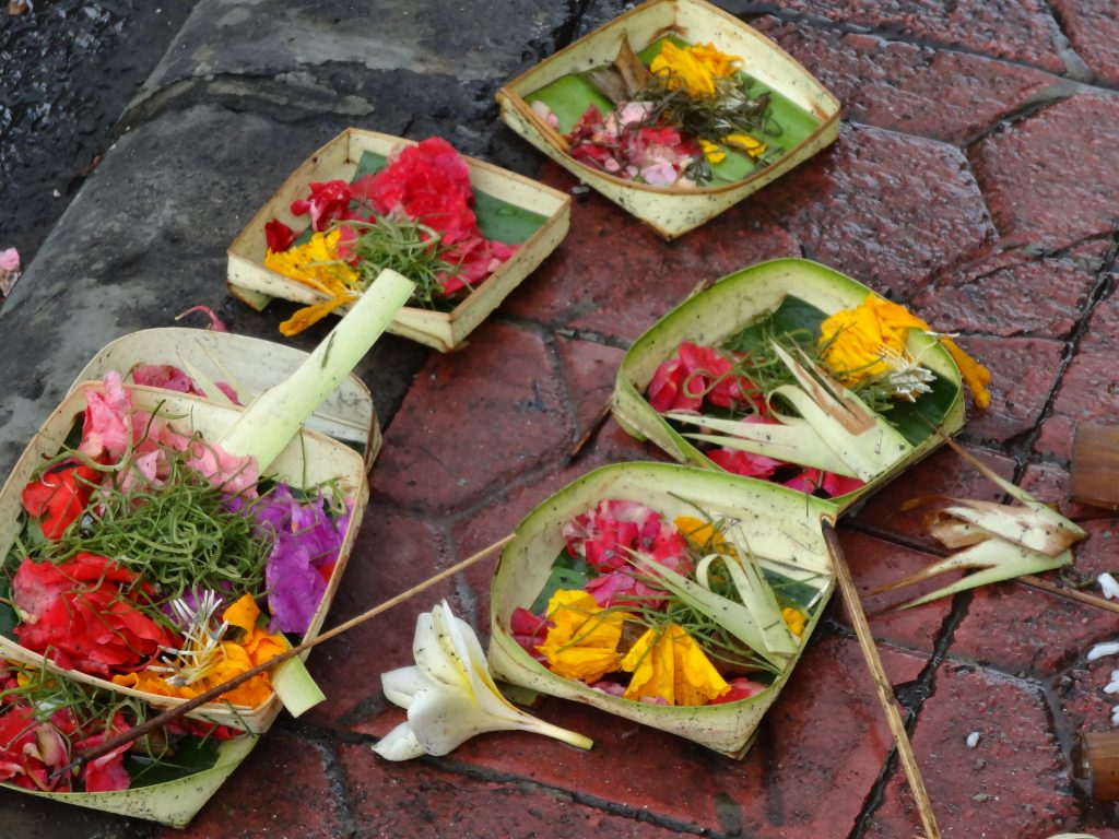 venire a contatto con la spiritualità di altre culture: il Canang sari, la tipica offerta quotidiana dei fedeli indinduisti dell'isola di Bali, in Indonesia. Questi piccoli cestini vengono posizionati ogni mattina su marciapiedi, ingressi di case, negozi e templi per esprimere gratitudine alle divinità e mantenere l'armonia nel mondo spirituale, è fondamentale evitare di calpestarle o toccarle, specialmente se l'incenso sta ancora fumando, per mostrare rispetto verso i rituali e le tradizioni della comunità locale.