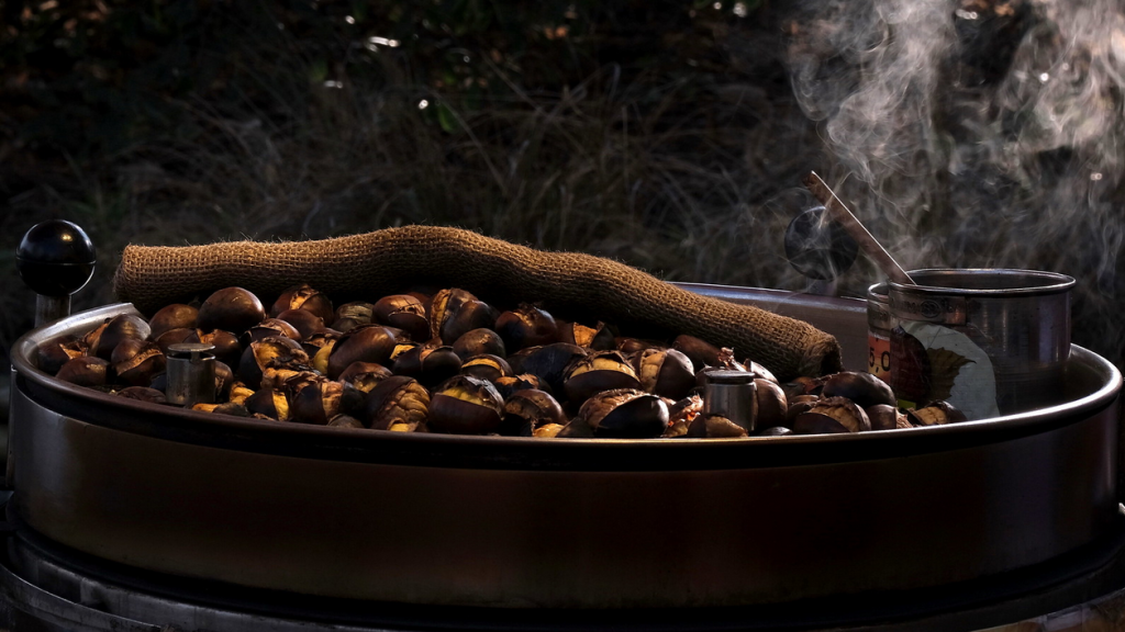 le caldarroste, fra gli snack più poveri di grassi. Uno spezzafame perfetto per le passeggiate autunnali, riscaldano il corpo e l'anima.