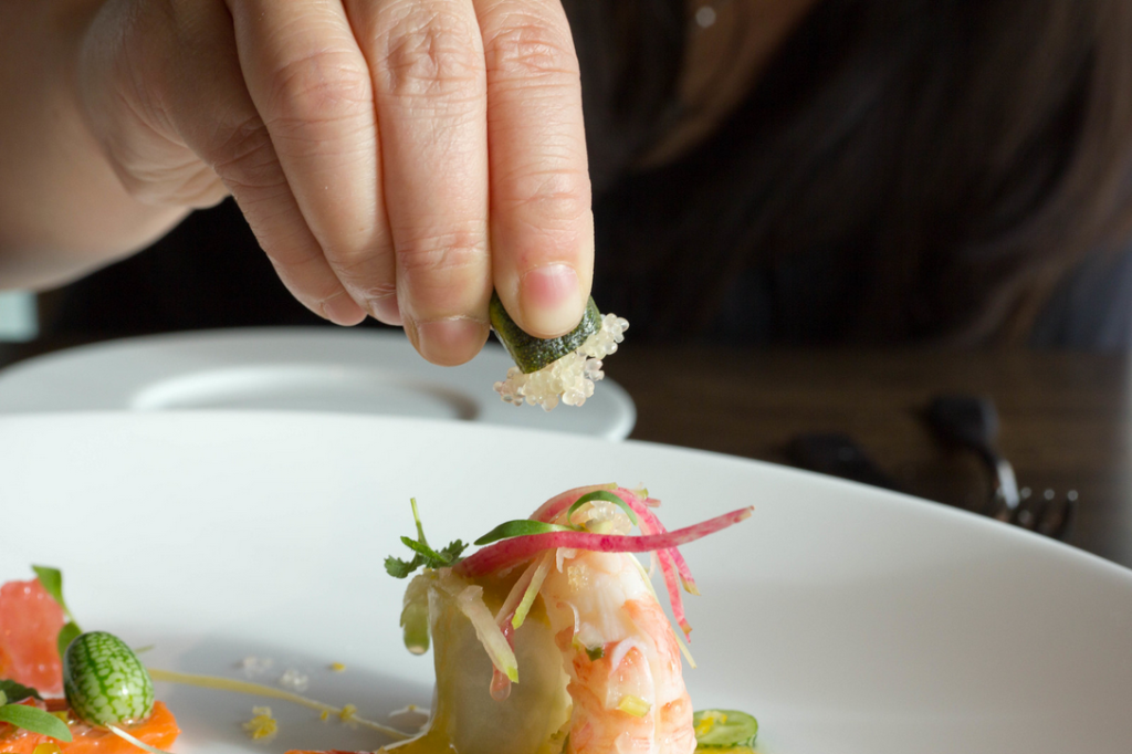 sperimentare l’alchimia di sapori in tavola e creare nuovi gusti in cucina: un tocco di finger lime, un frutto esotico australiano coltivato anche in Italia, da provare. Lo possiamo usare per innovare i nostri menù, dando un tocco in più alle nostre ricette, esaltando i sapori e scoprendo nuove grammatiche del gusto: il caviale di limone (come viene anche chiamato) può farci provare emozioni e regalare piacevoli sorprese al palato beneficiando delle sue innumerovoli proprietà salutari.