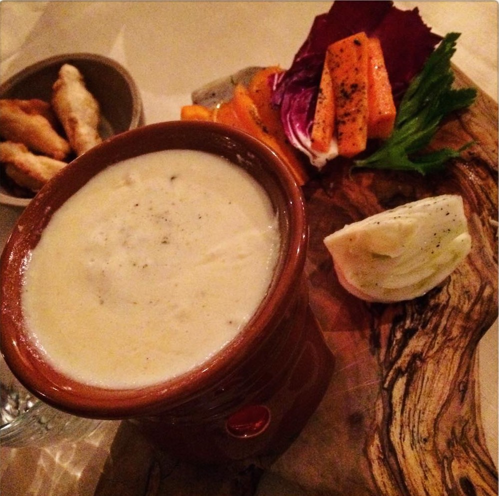 la fonduta, il comfort food per eccellenza del periodo freddo. D'inverno niente come questo piatto fumante ti rimette in pace con il mondo e sappiamo tutti quanto ce ne sia bisogno...Il profumo che si diffonde in ogni stanza, quel senso di tepore che ti avvolge, il sapore ricco del formaggio... Prepararla è come dare vita a un rito:i gesti, la scelta degli ingredienti, l’abbinamento dei sapori, tutto concorre a creare un’atmosfera intima e raccolta per celebrare il piacere di ritrovarsi insieme.