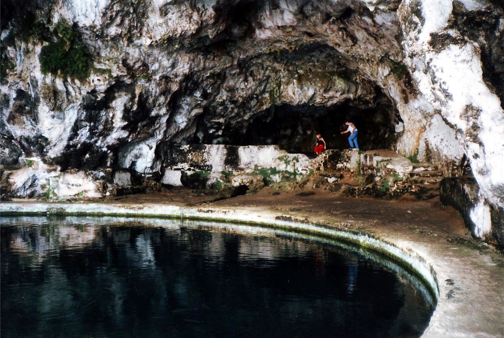 un antro d’ombra e silenzio, dove la roccia millenaria si specchia in un’acqua scura e immobile, custode di segreti sepolti dal tempo. Qui, dove il mito di Ulisse si fonde con il respiro del mare, l’eco del passato risuona ancora tra le pareti di pietra, invitando l'anima a perdersi nel fascino eterno di un luogo sospeso tra storia e leggenda.