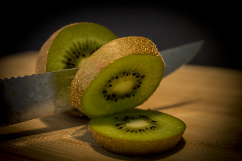 mangiare due kiwi prima di dormire: migliorano la qualità e la quantità del sonno e aiutano ad abbassare il cortisolo, diminuendo lo stress.