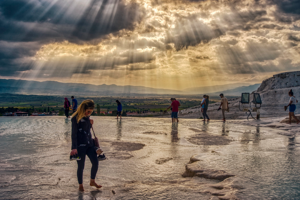 i colori e i toni della luce che si irradiano verso una parte specifica del corpo trasmettono le vibrazioni che riportano in equilibrio le energie…
A piedi nudi nell’acqua termale… la sensazione è davvero particolare e trasmette un senso di libertà incredibile!!!