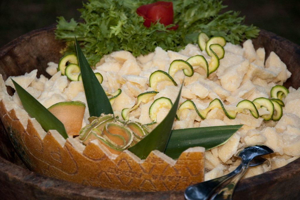 gustare un formaggio unico ed inimitabile: il Parmigiano Reggiano; un autentico viaggio nel tempo alla scoperta del metodo di lavorazione artigianale della Dop, rimasto invariato da oltre nove secoli (si produce oggi con gli stessi ingredienti di mille anni fa: latte crudo, sale e caglio, con una produzione del tutto naturale, senza l’uso di additivi o conservanti); un tour nella zona di provenienza ricca di storia, arte e cultura. L’unicità è nella sua origine, la diversità è nella sua storia, il valore è nella sua conoscenza. Il Parmigiano Reggiano è uno solo ma racchiude al suo interno una grande varietà di stagionature, razze produttive, tipologia di territorio, certificazioni; questo fa sì che il formaggio sia unico nella sua diversità.