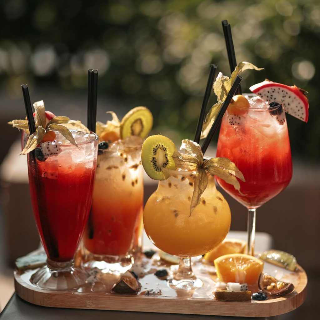 un mocktail (per chi non lo sapesse semplicemente un cocktail analcolico, naturale, salutare e ricco di proprietà benefiche) con le amiche; rinfrescanti, antiossidanti, rilassanti, visivamente bellissimi, a base di frutta, garanzia di gusto e fantasia. L’EBBREZZA data dall’alcool NON E’ BENESSERE!!!