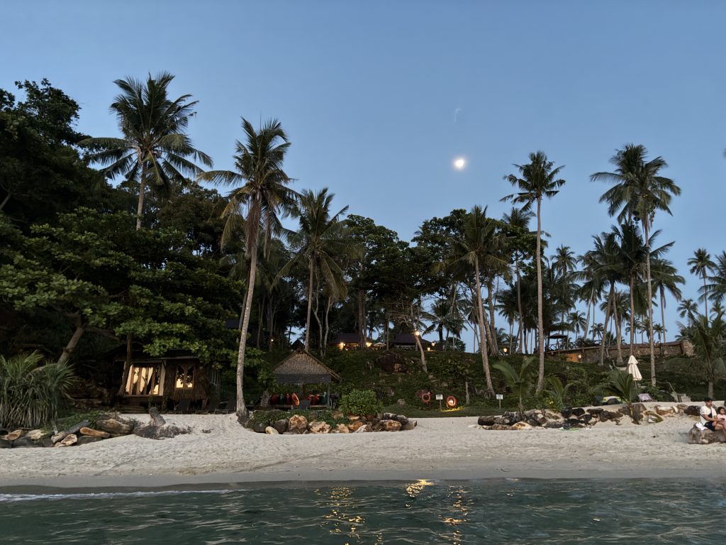 Rilassarmi in mare mentre la luna illumina il cielo