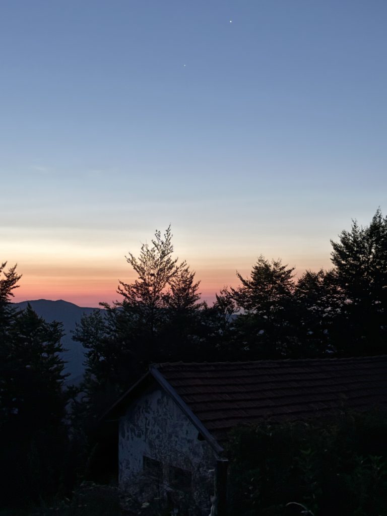 Aspettare l’alba guardando le stelle