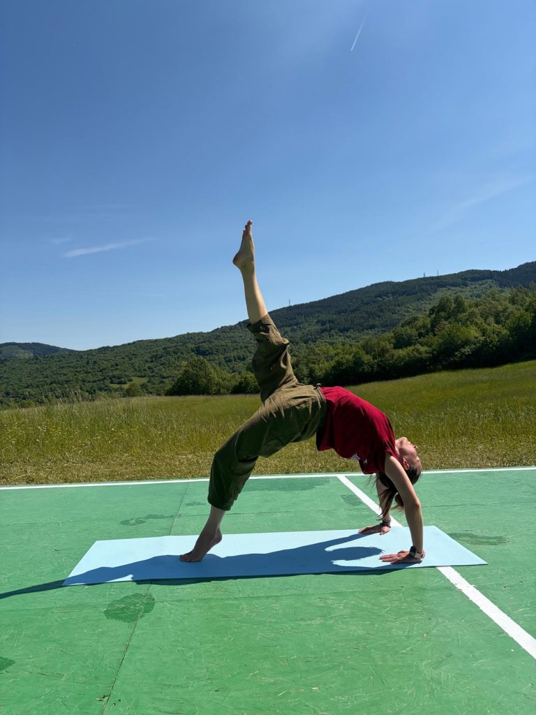 Praticare yoga immersa nella natura