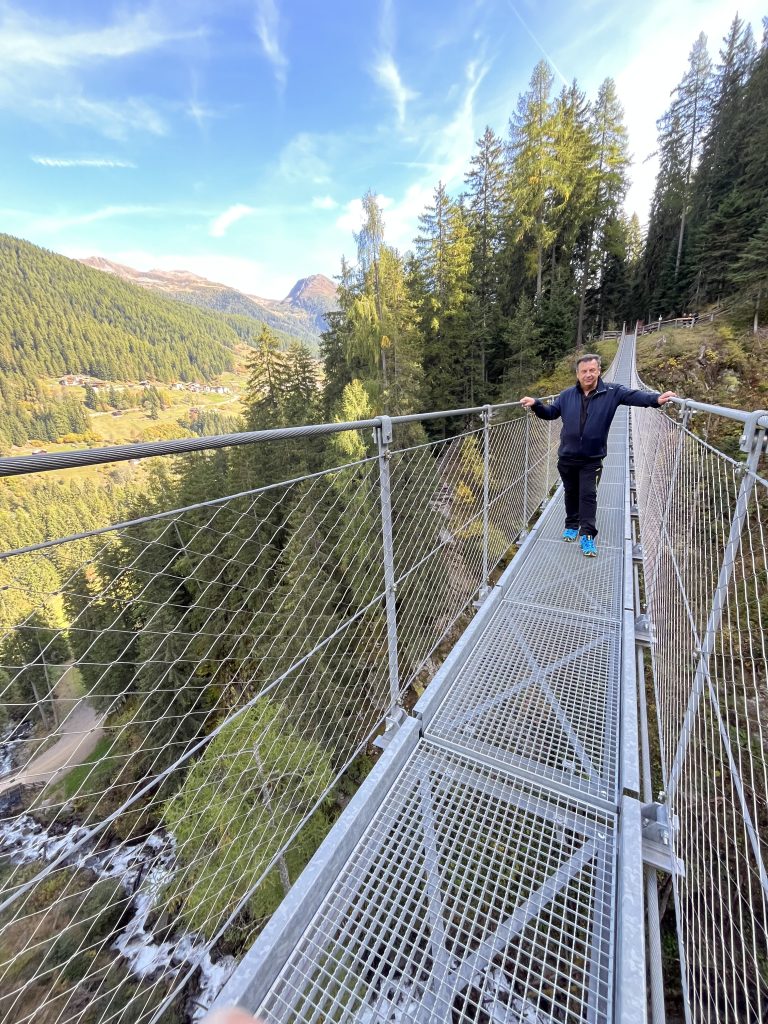 fare trekking in montagna nella Val di Rabbi, ma sul ponte tibetano sospeso meglio rallentare un po’ e godersi l’adrenalina!