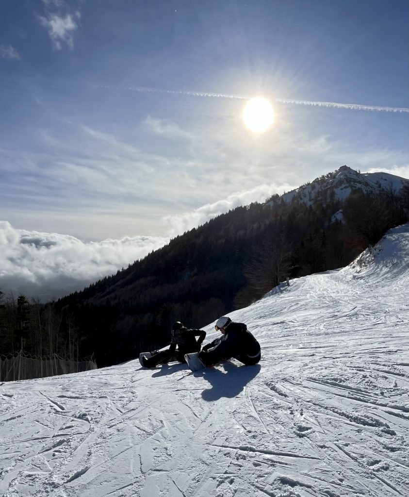Prima di buttarmi giù con lo snowboard mi fermo un attimo, mi siedo e scruto la pista. Studio la linea, immagino la discesa. Ma senza pensarci troppo: il vero divertimento arriva quando la percorro davvero.