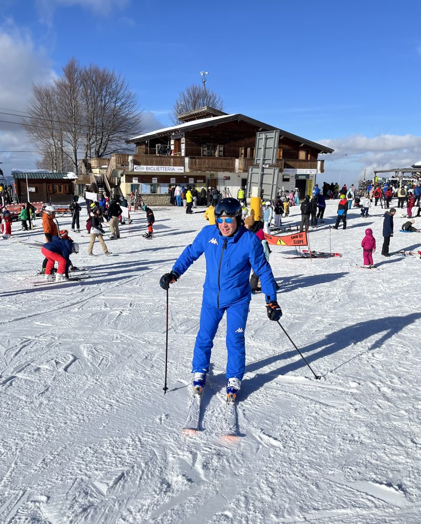 In questa settimana bianca abbiamo sciato immersi nella magia della neve, tra sorrisi, libertà e panorami di Sestola che scaldavano il cuore.