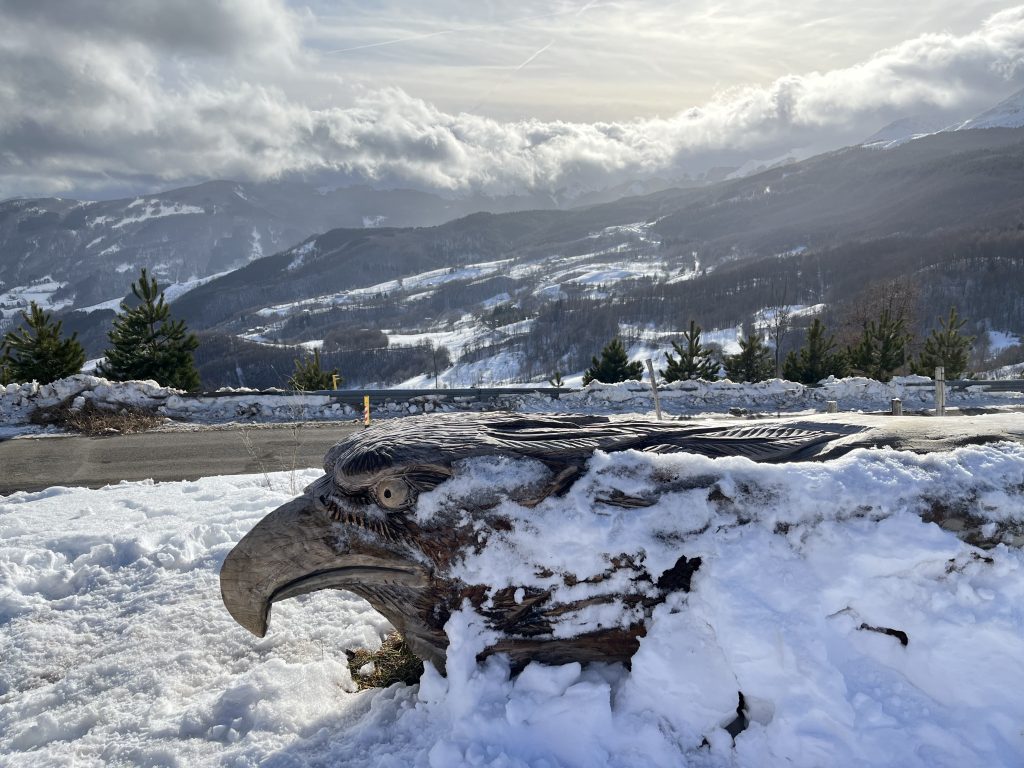 Tra neve e sole, la nostra montagna dell’Appennino Modenese regala panorami che fanno innamorare. Seduto su una scultura di falco che fa da panchina, mi fermo a pensare e a viaggiare con la mente.