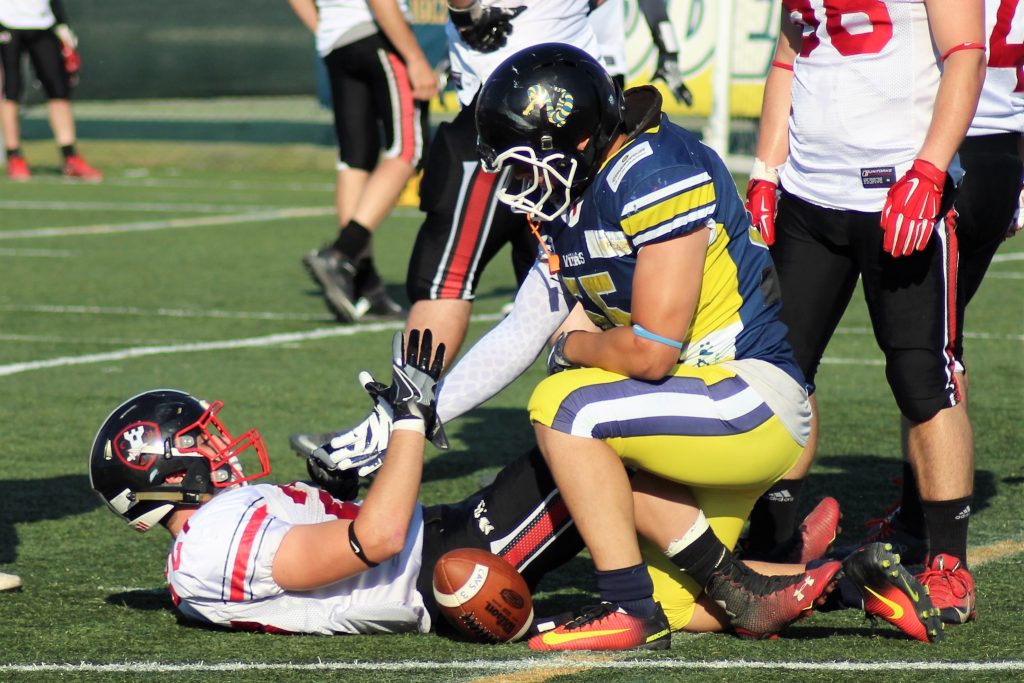 Nello sport trovo il mio equilibrio.
Io, mentre faccio football americano, vivo tutto questo: la grinta, la fatica, la sfida e il rispetto per chi ho di fronte.
Un placcaggio deciso, un’azione fermata, la competizione al massimo. Ma subito dopo, una mano tesa per aiutare l’avversario a rialzarsi.
È in questi piccoli gesti che si riconosce il vero spirito del football americano: combattere fino all’ultimo, ma sempre con rispetto, lealtà e sportività.
Perché sul campo siamo avversari, ma prima di tutto siamo atleti.
E il rispetto viene prima di tutto. (Foto dall’archivio)