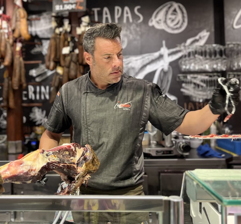 Assaggiare il Jamon appena tagliato a coltello