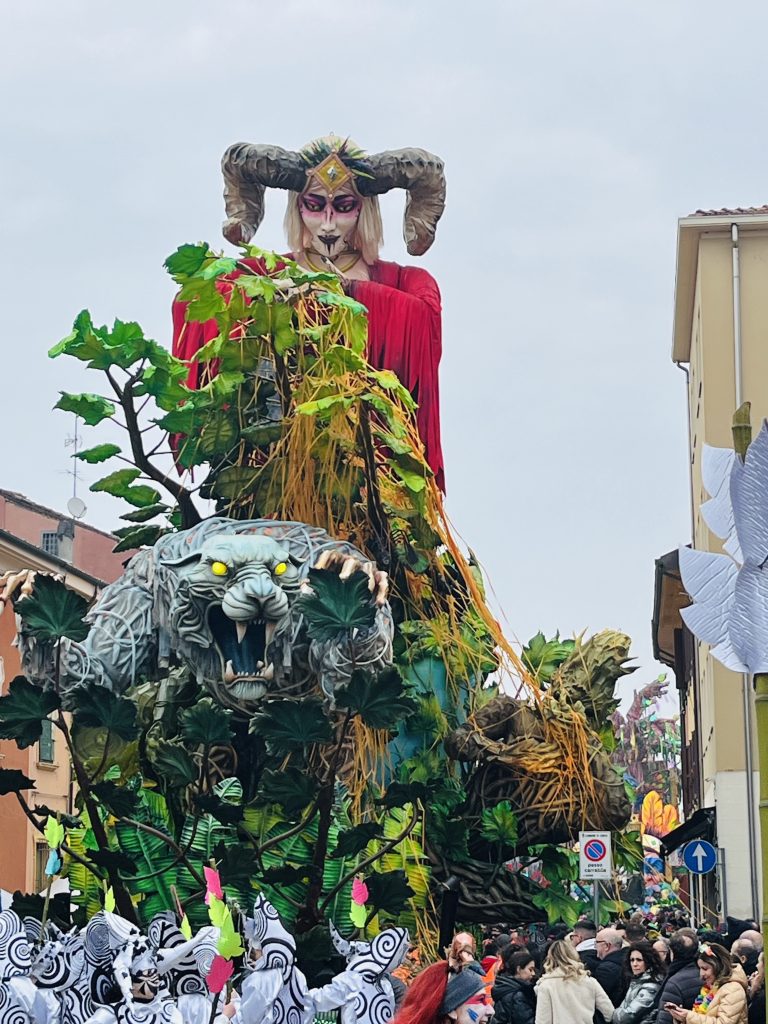 Mi piace tuffarmi nella festa di Carnevale, rimanere stupito di fronte ai carri fantastici. Faccio il tifo per i ragazzi che da mesi si preparano per l’esibizione. Mi affascina tutta l’atmosfera, dai trucchi ai costumi, dalla musica ai coriandoli.