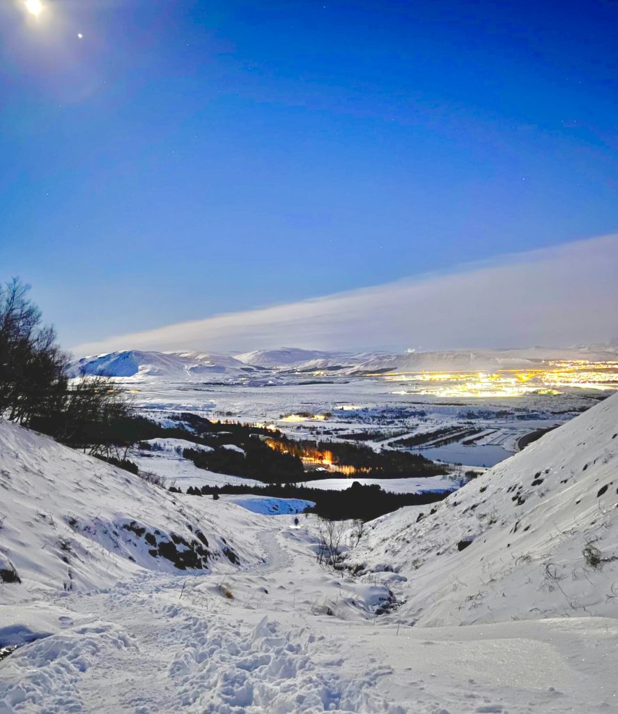 Camminare tra le montagne innevate