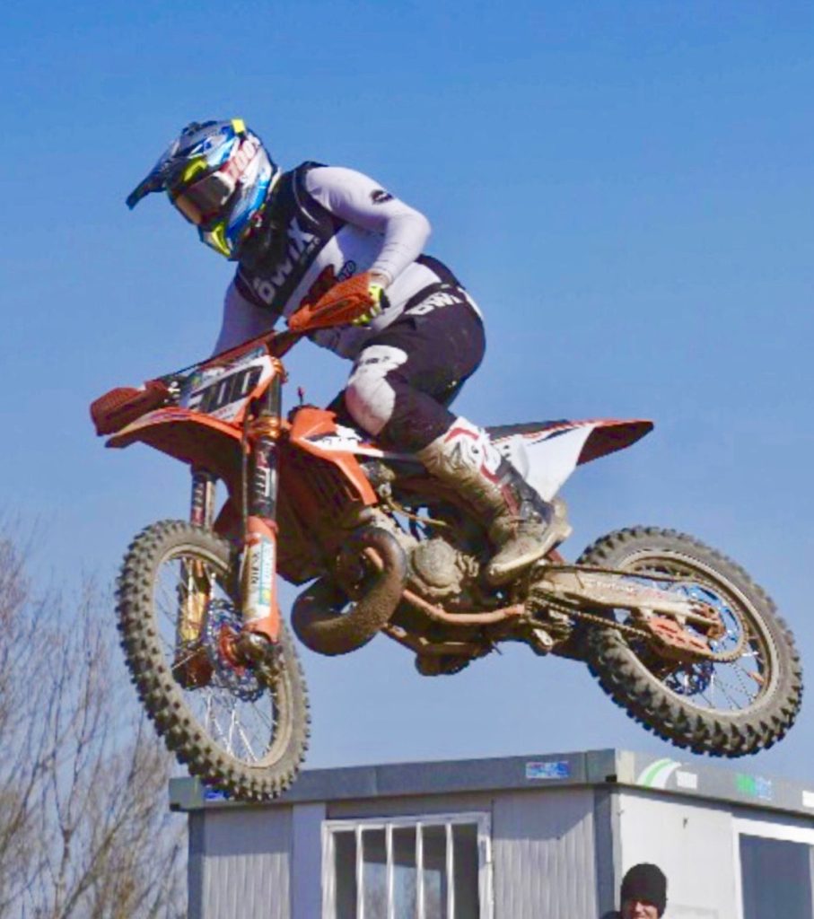 La moto e le macchine sono la mia passione: vivo per i motori.
L’adrenalina che mi regala questo mondo mi accende, mi fa scorrere energia nelle vene e libera sostanze benefiche per il cervello. È pura carica, pura vita.