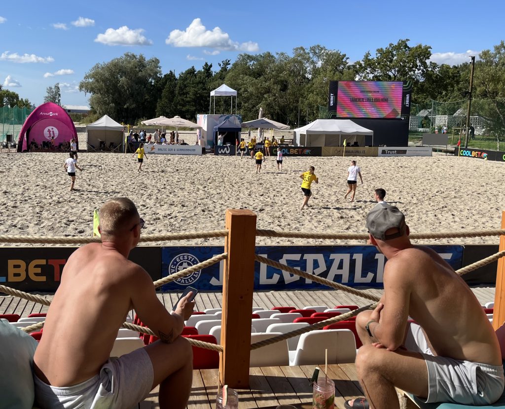 Mentre le nostre amiche giocano a calcio femminile, noi beviamo un frullato di frutta di stagione. Che fa molto bene!