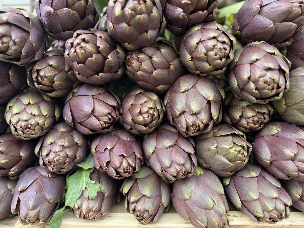 I carciofi del contadino. Al mercato trovo tantissimi prodotti locali che abitualmente consumiamo in famiglia. Cibo sano per mente sana