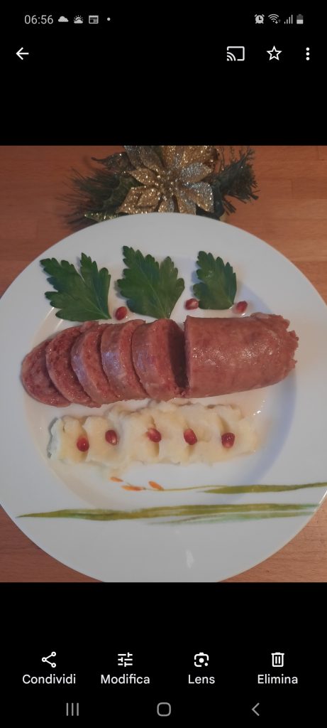 Al Natale non può mancare il cotechino e il purè di patate. I cibi della tradizione emiliana