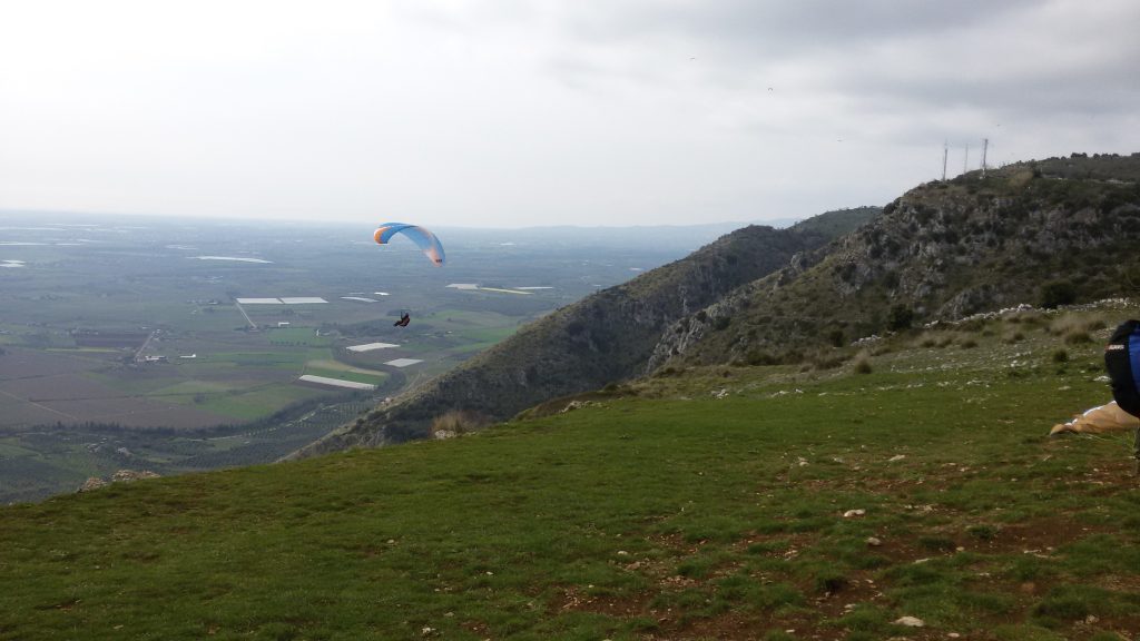 Gurdare il mondo dall'alto verso il basso volando libera come un uccello