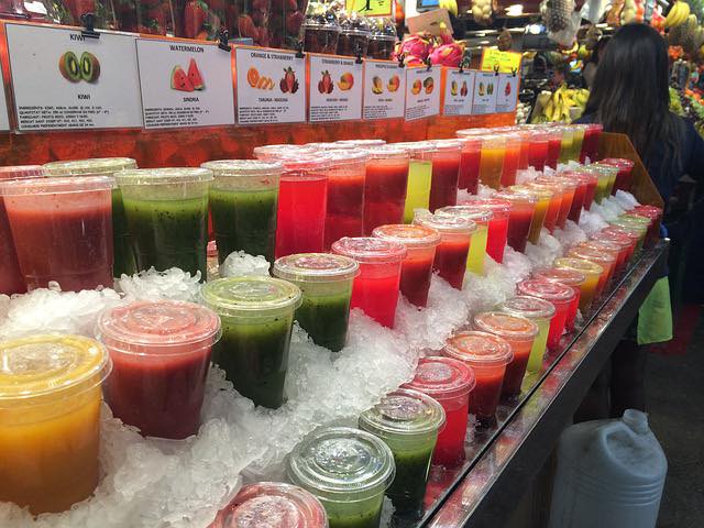 Perdermi tra i colori e i profumi della Boqueria è un viaggio sensoriale tra succhi freschi e frutta vibrante. Un’oasi di benessere dove il gusto incontra la bellezza della semplicità.