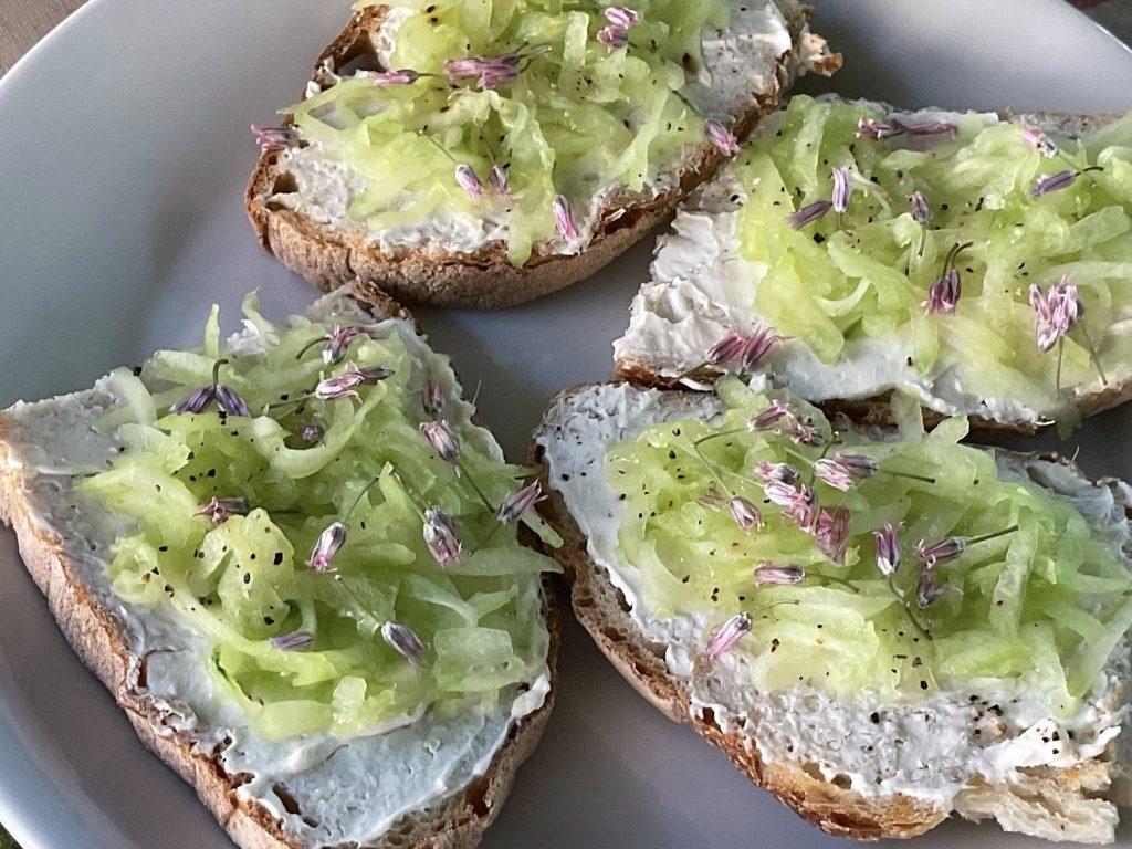 Le bruschette sono cibo da condividere, da gustare in compagnia, questa farcite con formaggio fresco ed erbe spontanee evocano una cucina semplice, sana e genuina
