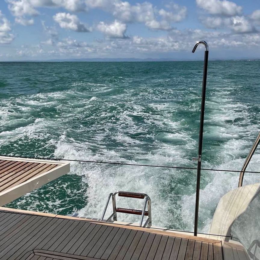 lasciarmi trasportare dalle onde a bordo di un catamarano mentre ad accompagnarmi sono il suono del vento e del mare