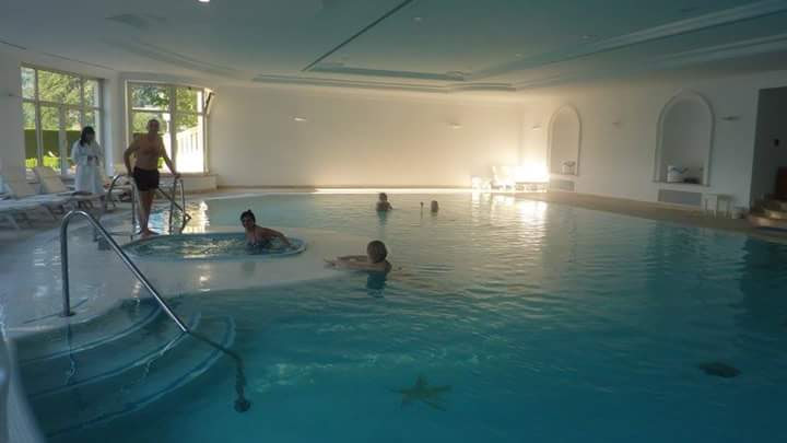 Il piacere di un profondo senso di benessere fisico e mentale facendo io bagno in una piscina termale