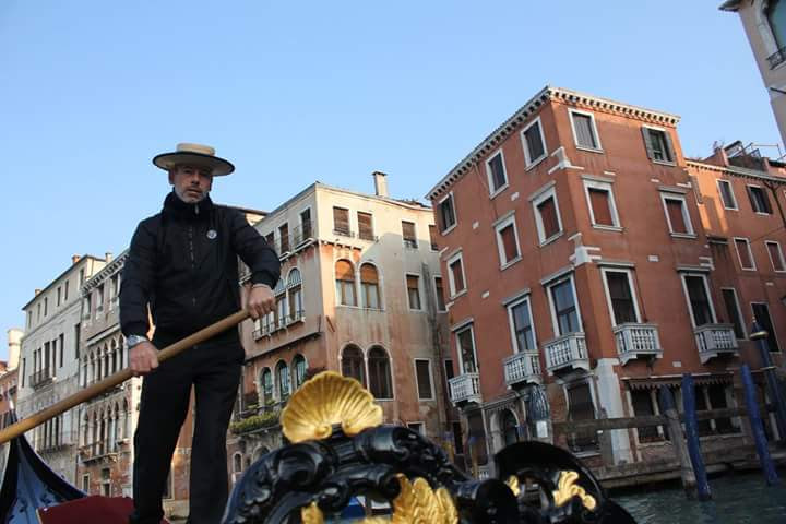 Il mio benessere è "scivolare" sui canali di Venezia scoprendo le bellezze della città dall'acqua a bordo di una gondola