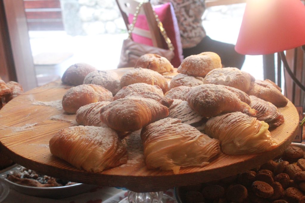 Lasciarmi tentare dalle sfogliatelle napoletane. C'è solo un dubbio che mi tormenta: frolla o riccia?