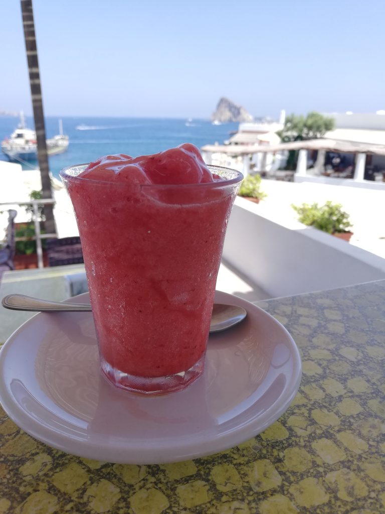 Il mio benessere è gustare una granita siciliana osservando il panorama delle isole Eolie