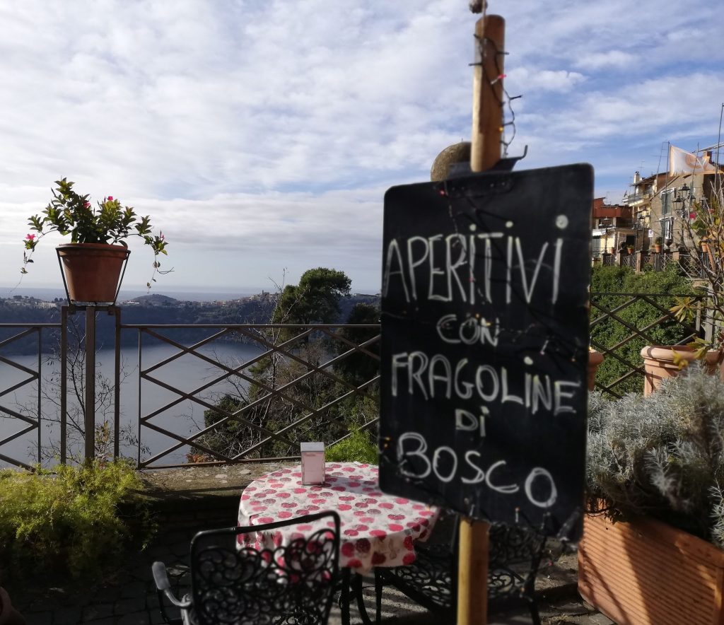 A Nemi, il tempo rallenta e il profumo delle fragoline di bosco diventa occasione per una gita fuori porta e scoprire la dolcezza dei borghi italiani e il loro vivere lento