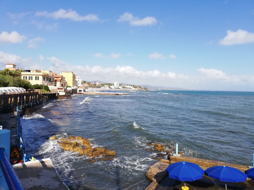 Un benessere che nasce dal respiro profondo, dal lasciarsi cullare dal ritmo dell’acqua e dal silenzio che rigenera. Un invito a ritrovare sé stessi dove il cielo incontra l’orizzonte