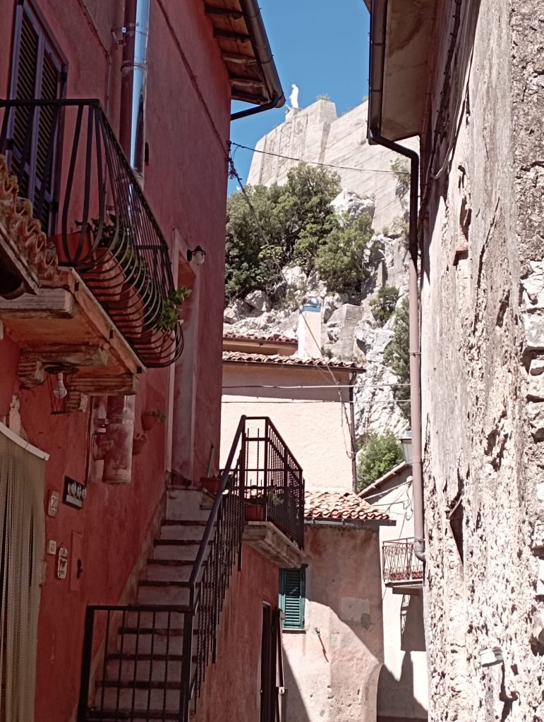 Andar per borghi. Tra i vicoli sospesi nel tempo di Calcata, dove la pietra incontra il cielo e il silenzio ha il suono della pace interiore, il benessere nasce dal rallentare… e dal ritrovarsi in armonia con la bellezza più autentica. Lì, ogni passo è un respiro profondo.