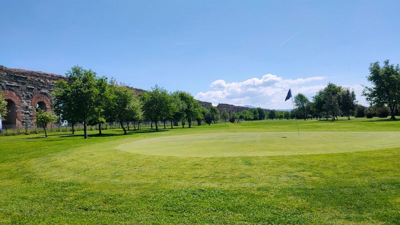 Giocare a golf tra natura e archeologia