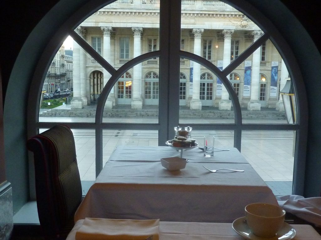 Quando sono in viaggio amo trattarmi bene a colazione, scegliendo un tavolo con vista con una finestra panoramica dalla quale vedere la città che si sveglia