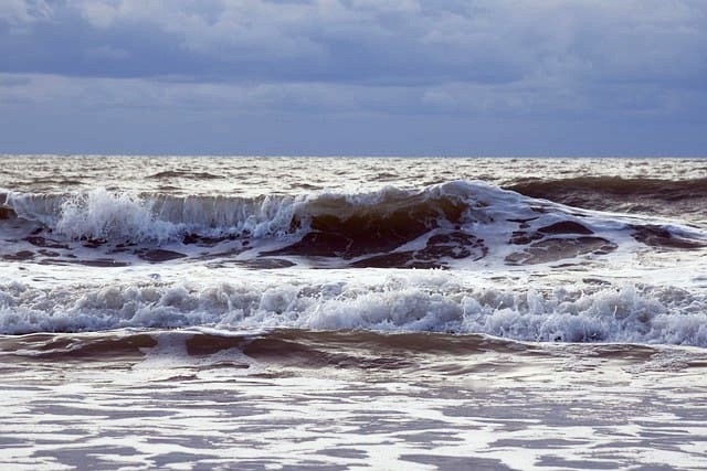 Il mare d'inverno, rilassarsi seduta su una spiaggia ad osservare le onde che si infrangono