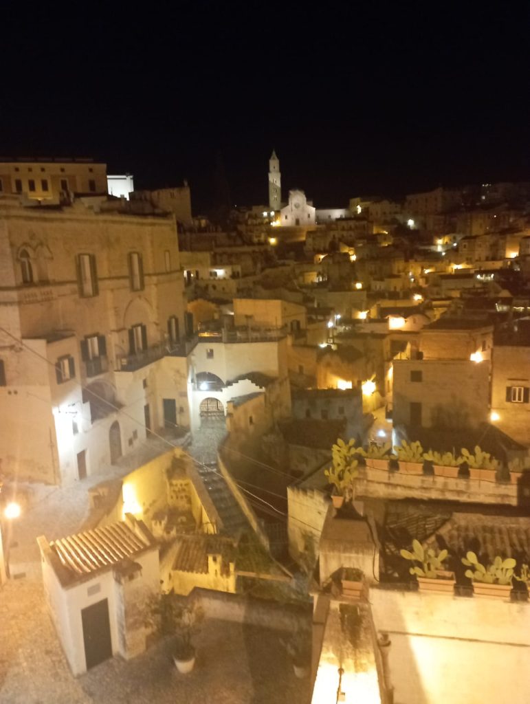 luce dorata che accarezza le pietre antiche, silenzio che racconta storie dimenticate, qui, il benessere è una carezza dell’anima che si posa dolcemente sul presente.