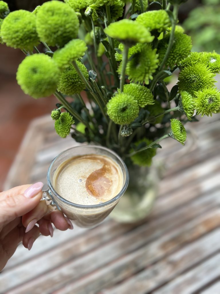 Iniziare la giornata con un caffè in silenzio, immersa nei suoni della natura