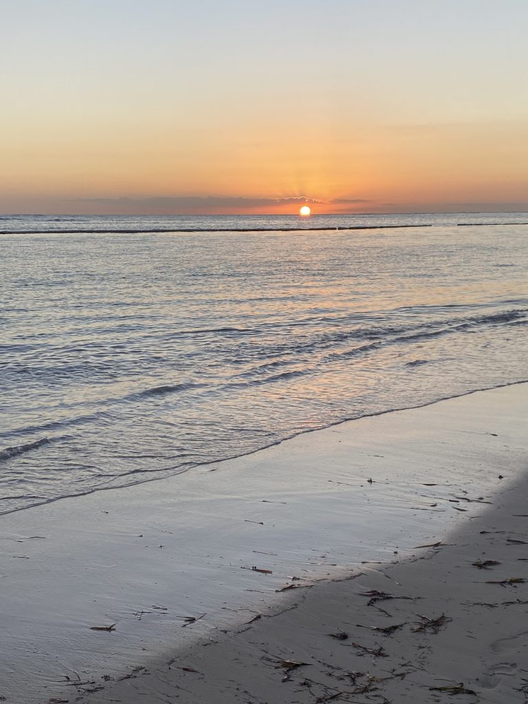 osservare l’alba di un nuovo giorno sul mare.