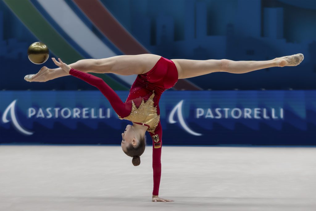 la leggerezza dei movimenti e la grazia di Darja Varfolomeev, vincitrice coppa del mondo ginnastica ritmica 2026.