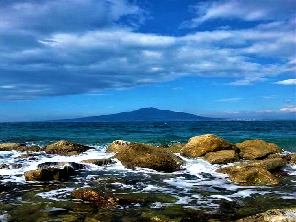 Il mio benessere è...guardare attraverso il mare azzurro del golfo di Napoli, il meraviglioso Vesuvio vulcano simbolo di Napoli...