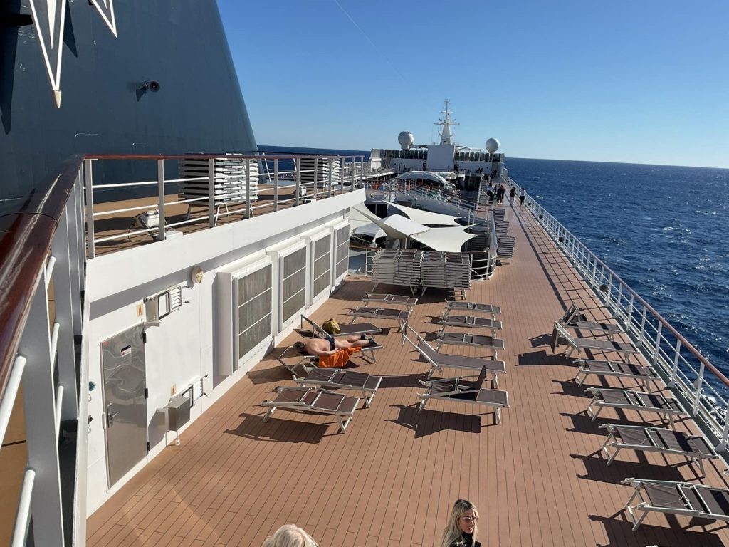 Il mio benessere è rilassarmi su un lettino sotto il sole durante una rigenerante crociera sul Mediterraneo