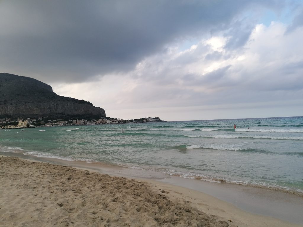 Fare lunghe passeggiate in riva al mare anche fuori stagione balneare per apprezzare la natura nella sua interezza ed essere accarezzato dalla brezza marina
